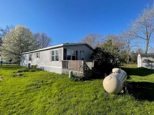 view of side of property featuring a lawn