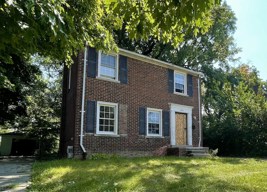 view of front of home featuring a front yard