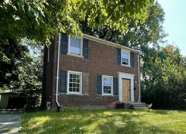 view of front of home featuring a front yard