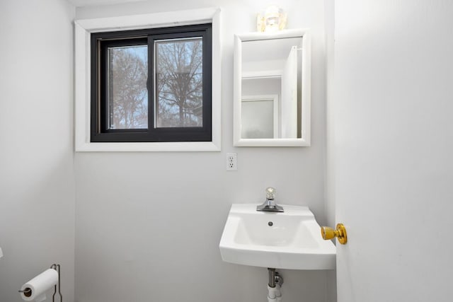 bathroom featuring sink