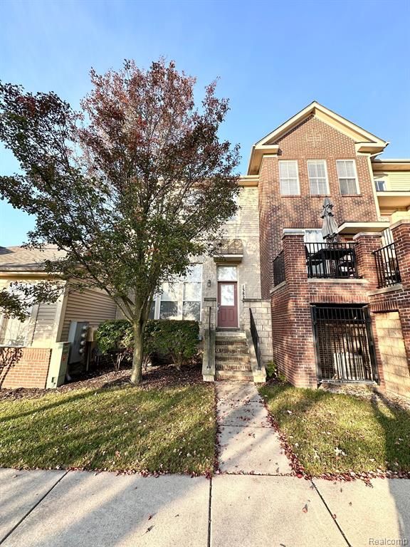 view of front of home with a front lawn