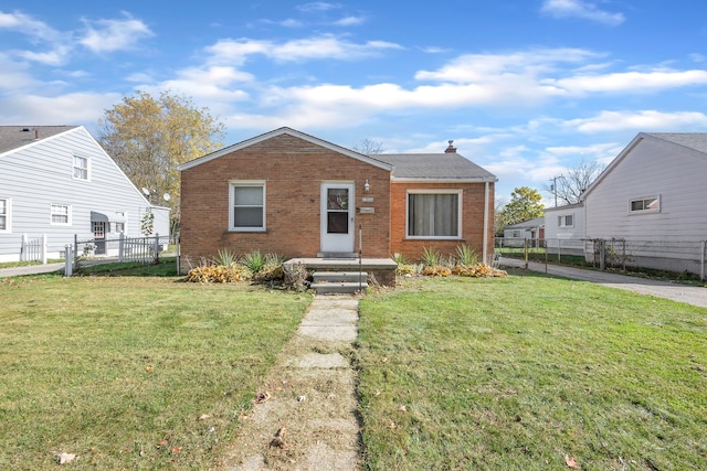 bungalow featuring a front lawn