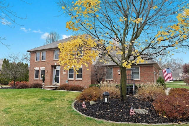 colonial house featuring a front lawn