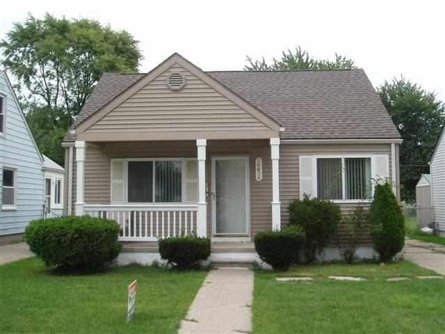 bungalow-style house featuring a front yard and a porch