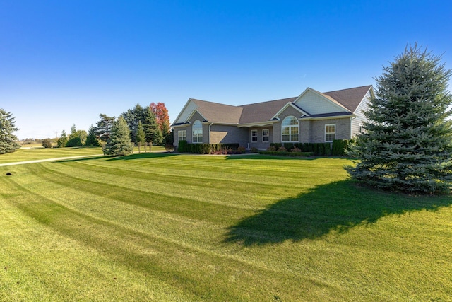 view of front facade featuring a front lawn