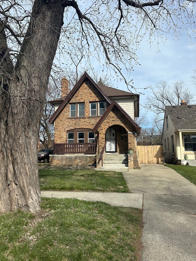 view of front of house with covered porch and a front yard