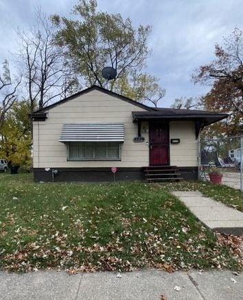 bungalow featuring a front lawn