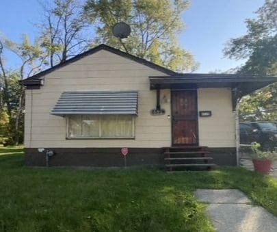 view of front of house with a front lawn