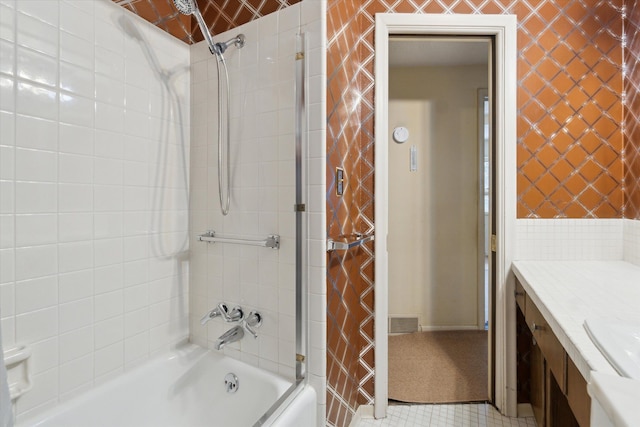 bathroom with vanity and tiled shower / bath