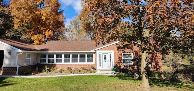 view of front of house featuring a front yard