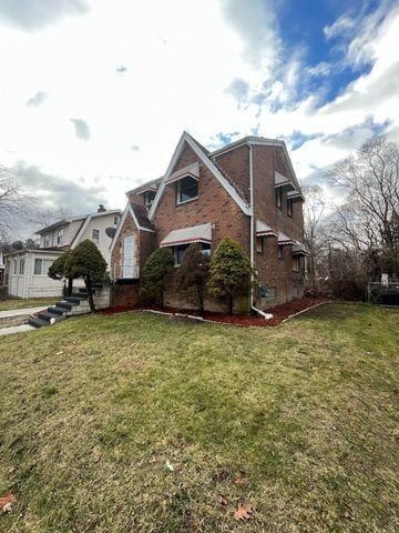 view of front of home with a front yard