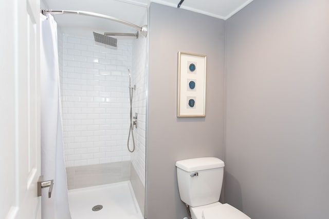 bathroom featuring toilet and a shower with curtain