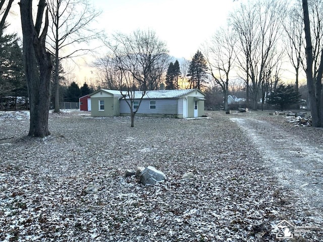 view of yard at dusk