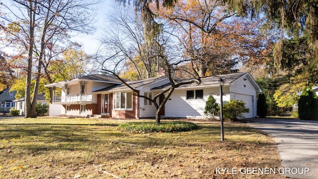 view of front of home featuring a garage and a front yard