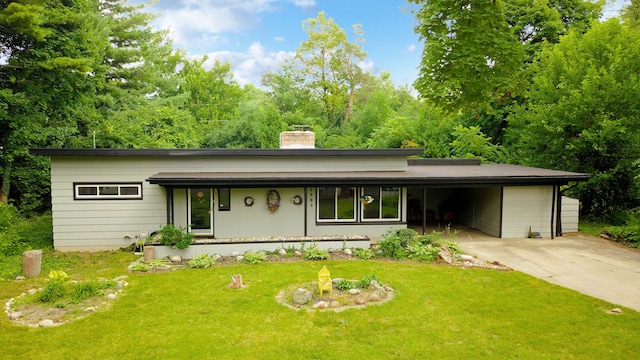 view of front facade featuring a front yard and a carport