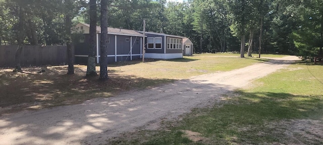 manufactured / mobile home with a front yard