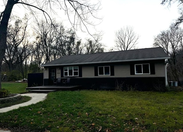 view of front facade featuring a wooden deck and a front lawn