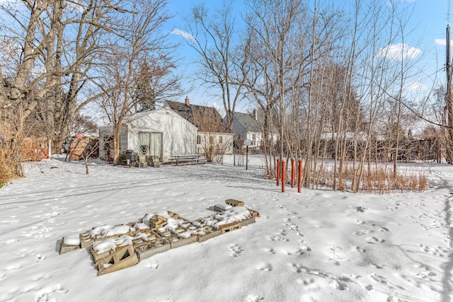 view of yard layered in snow