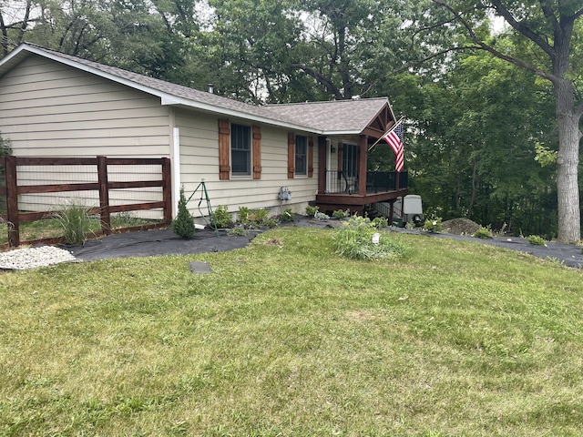 single story home featuring a front lawn