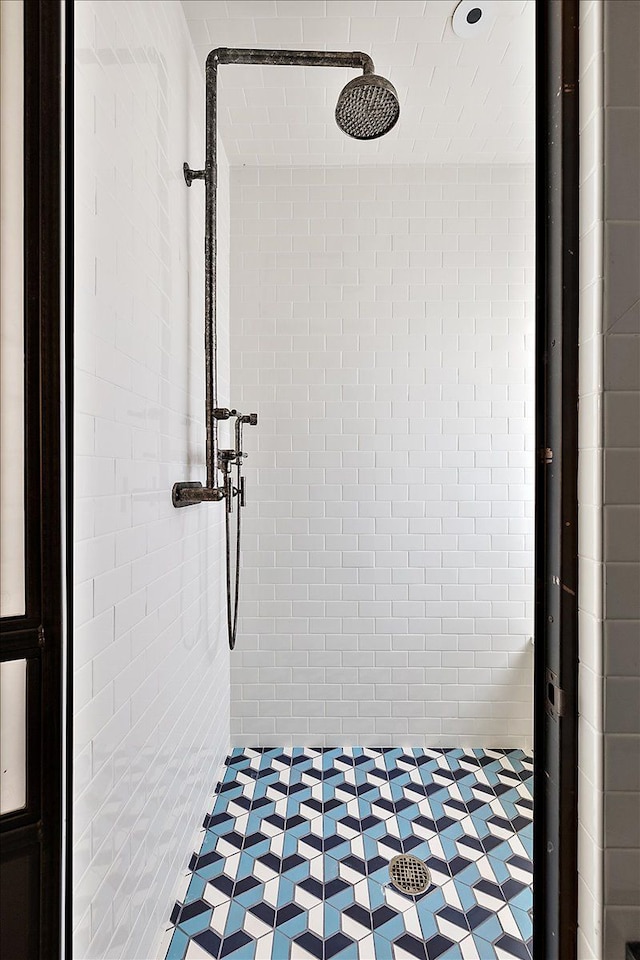 interior details with a tile shower