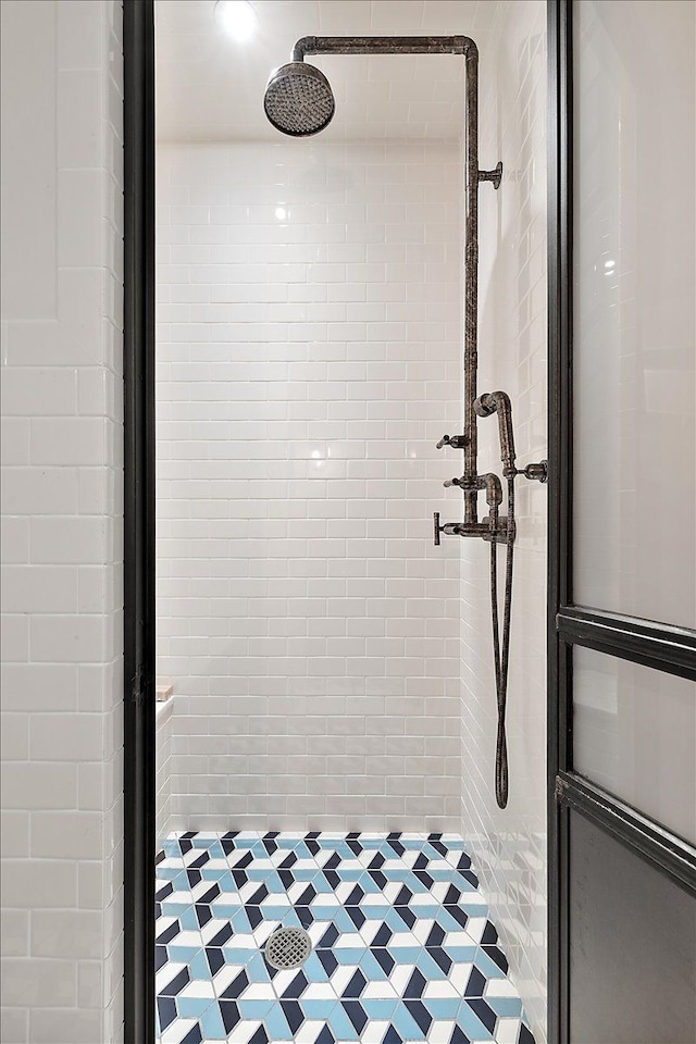 bathroom featuring a tile shower