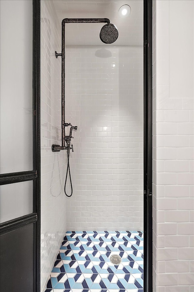 bathroom featuring tiled shower