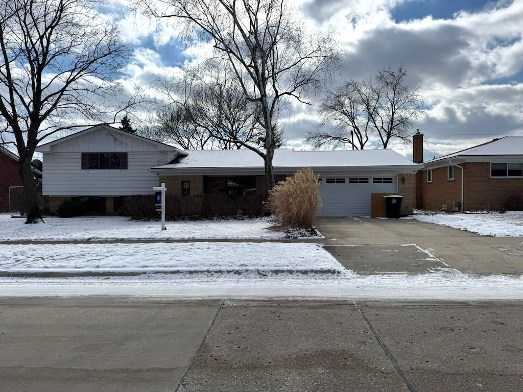 view of front of property featuring a garage