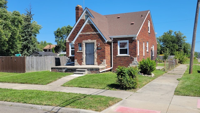 view of front of property with a front yard