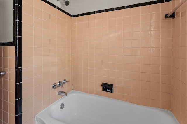 bathroom featuring tiled shower / bath