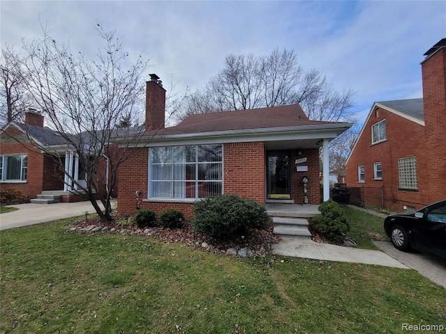 view of front of home featuring a front yard