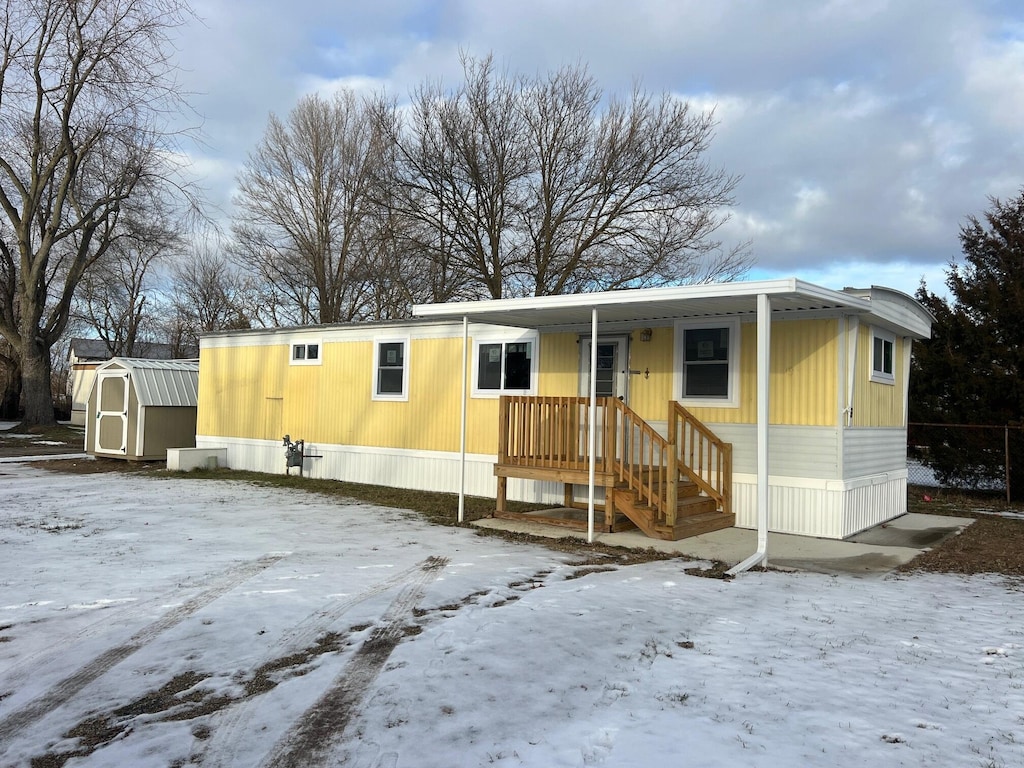 manufactured / mobile home featuring a storage unit