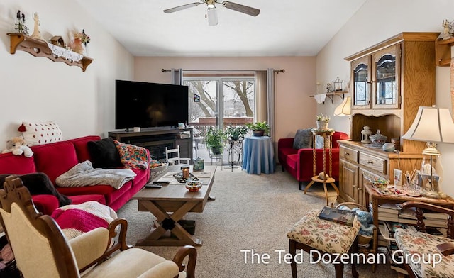 carpeted living room featuring ceiling fan