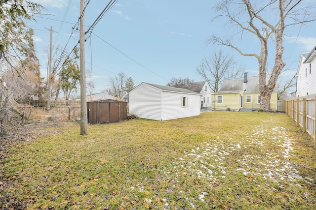 view of yard with a storage unit