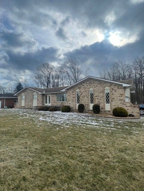 view of front of house with a front yard