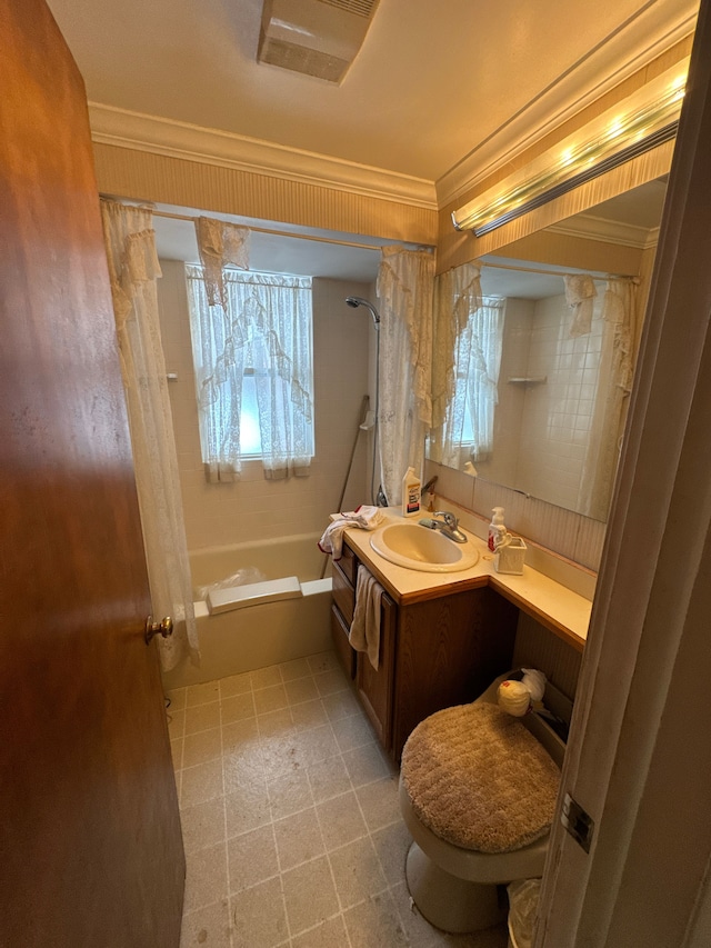 full bathroom featuring crown molding, toilet, a wealth of natural light, and shower / bath combo