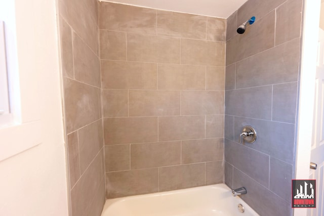 bathroom featuring tiled shower / bath