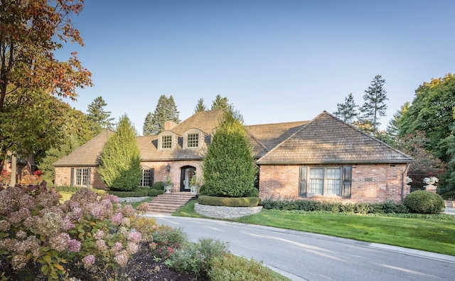 view of front of home featuring a front yard