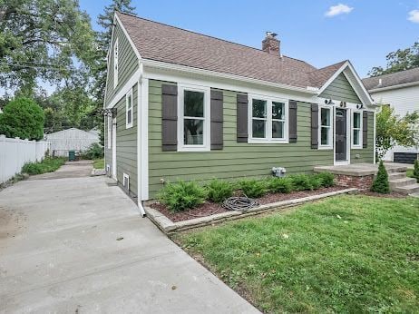 bungalow-style home featuring a front yard