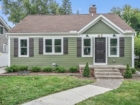 view of front of house with a front yard