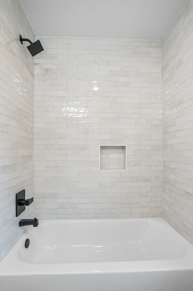 bathroom with tiled shower / bath combo