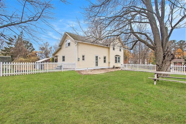 exterior space featuring a lawn