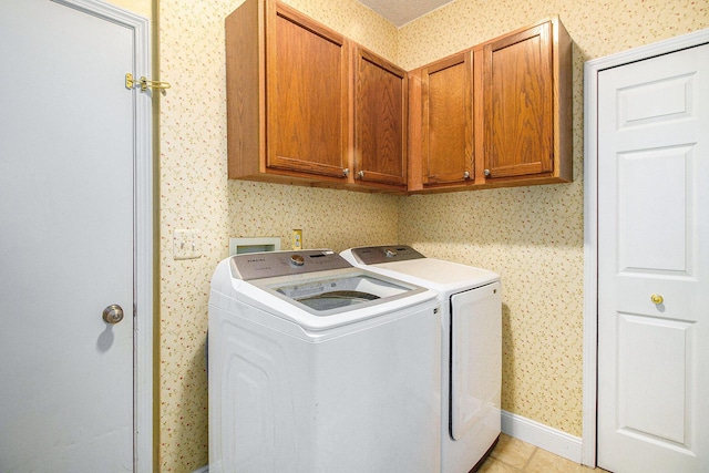 washroom featuring cabinets and washing machine and clothes dryer