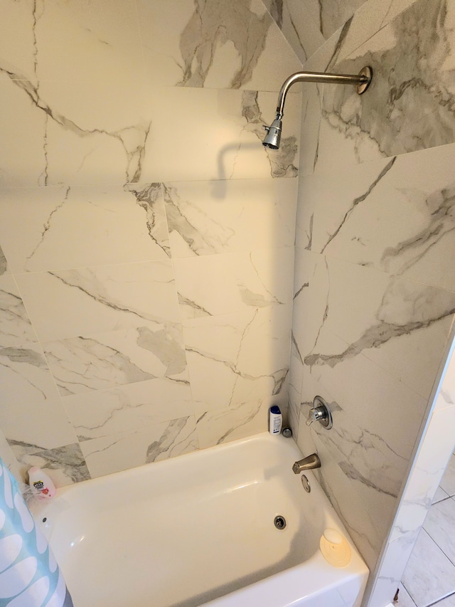 bathroom featuring tiled shower / bath combo