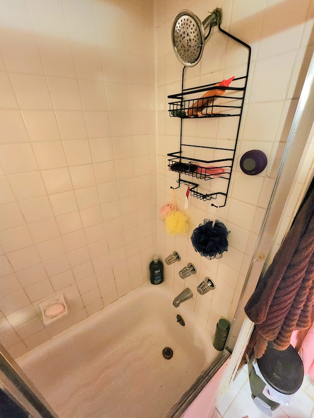 bathroom featuring tiled shower / bath