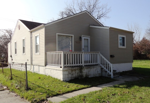 view of front facade featuring a front yard