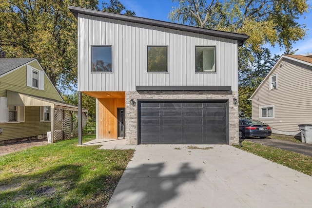 view of front of home featuring a garage and a front lawn