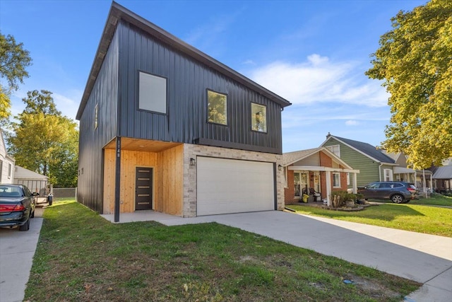 view of front of home featuring a front yard and a garage