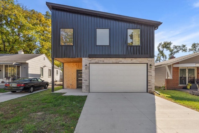 view of front of property featuring a front yard and a garage