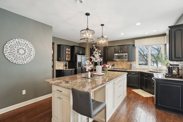 372 Overlook Dr, Oxford, MI 48371 - kitchen featuring stainless steel appliances, a sink, a center island, decorative backsplash, and a chandelier