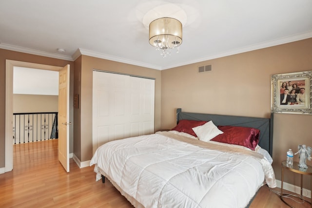 372 Overlook Dr, Oxford, MI 48371 - bedroom featuring crown molding, a closet, light wood-style floors, baseboards, and visible vents